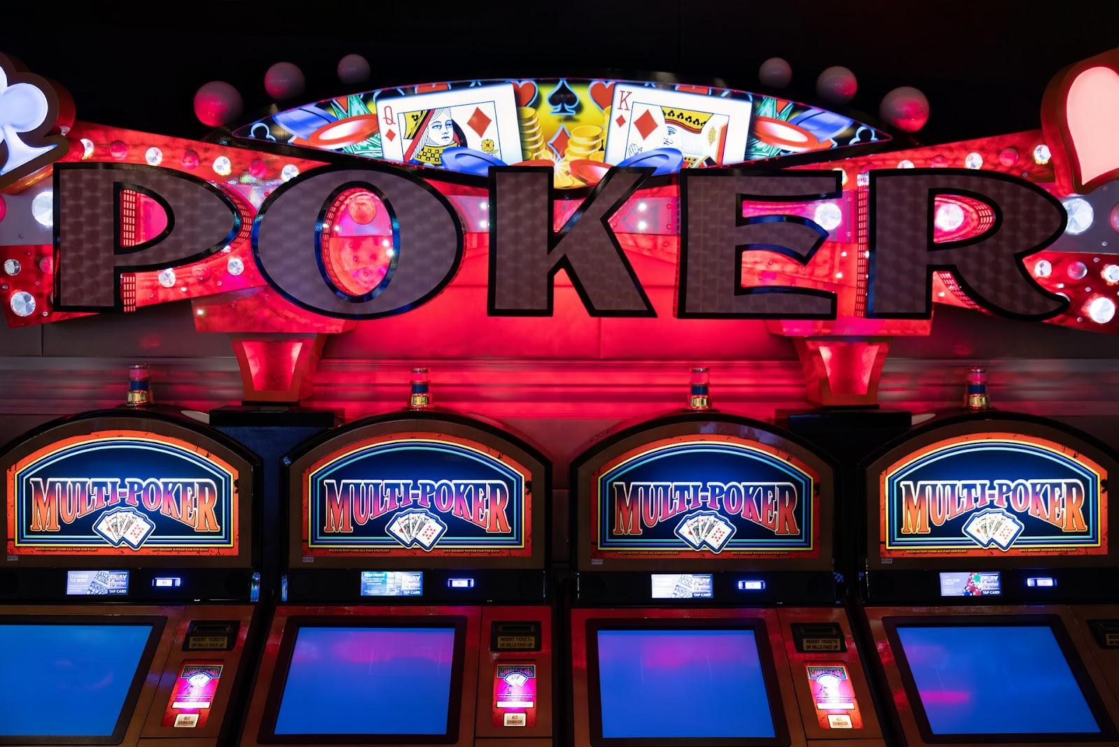 Comparing Poker and Slots: Understanding Risks and Rewards