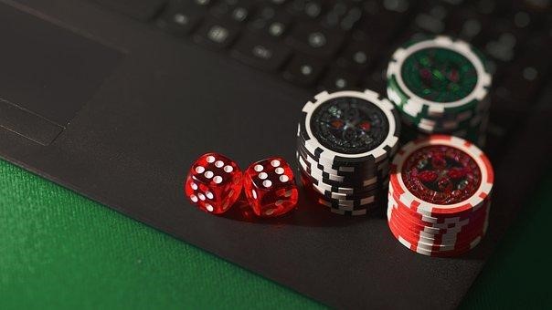 5 Reasons Why Online Poker Beats Live Poker