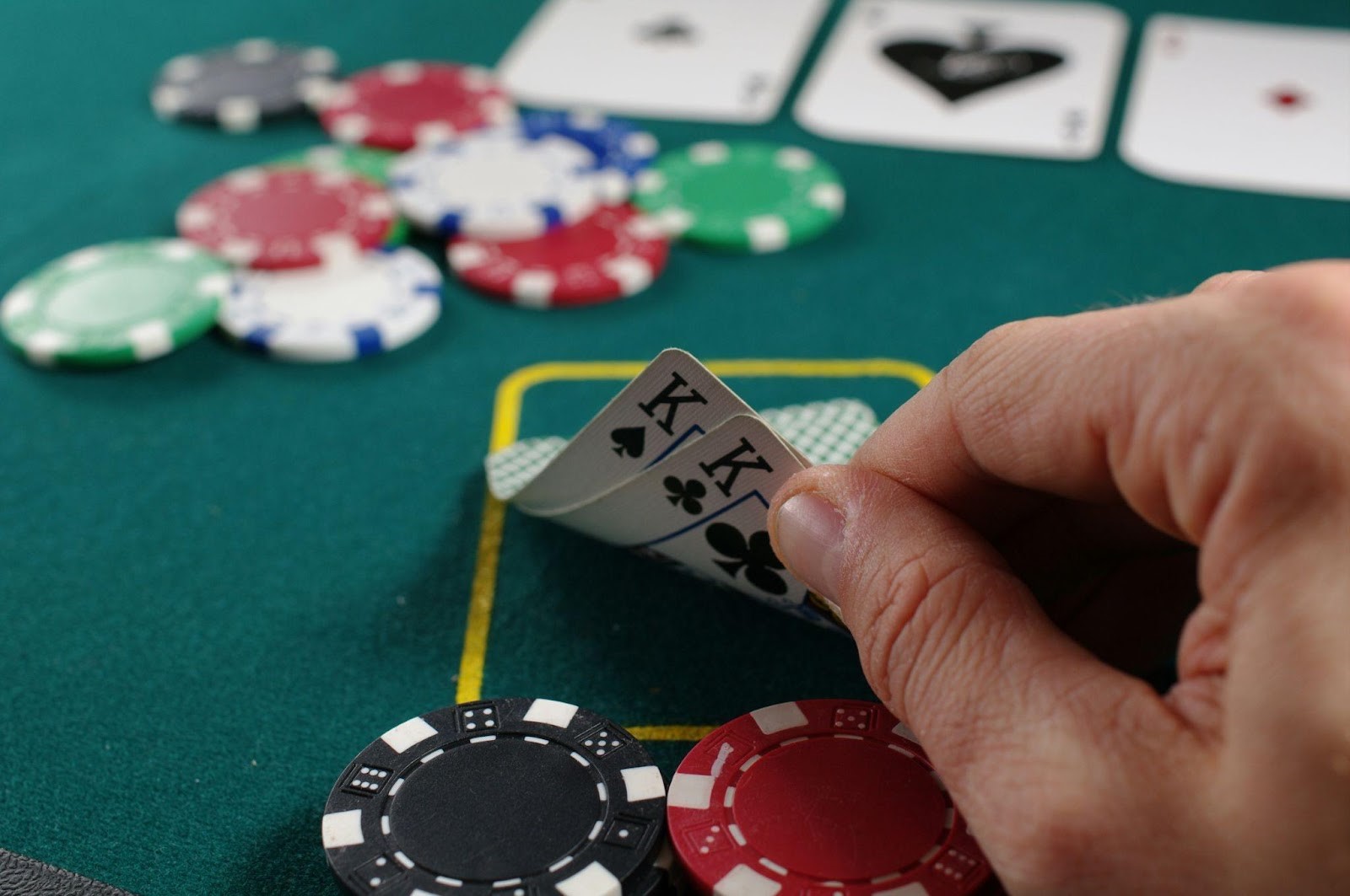 Building a Portable Poker Setup: Essential Apps & Gear for Road Warriors